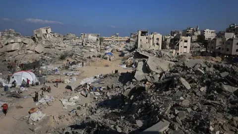 Military Armored Vehicles Advance into Key Gazan Residential District